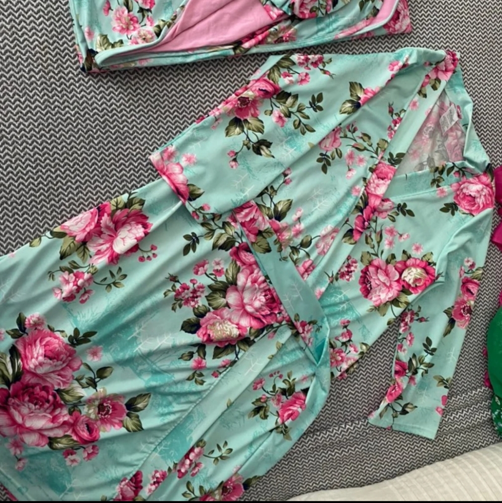 Posh Peanut size S pink blue flowered robe mint